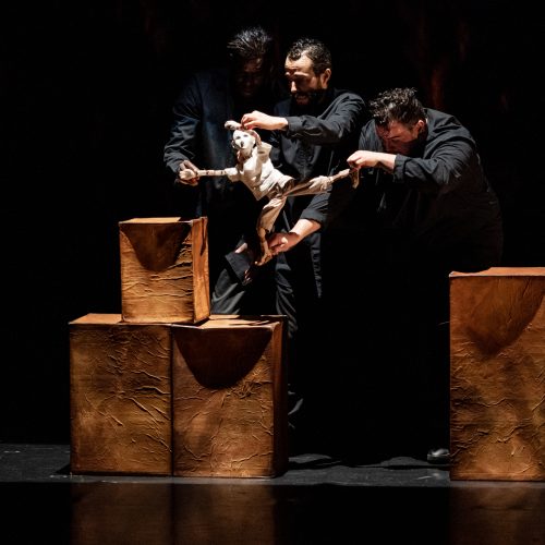 Photo du spectacle : 3 hommes manipulent une marionnette et la font danser